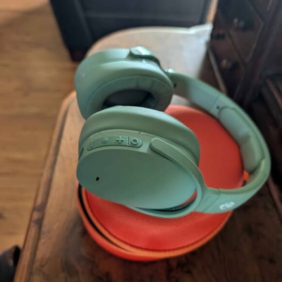 Skullcandy Set - Overear Headphones and Blue Tooth Speaker - Picture 5 of 7